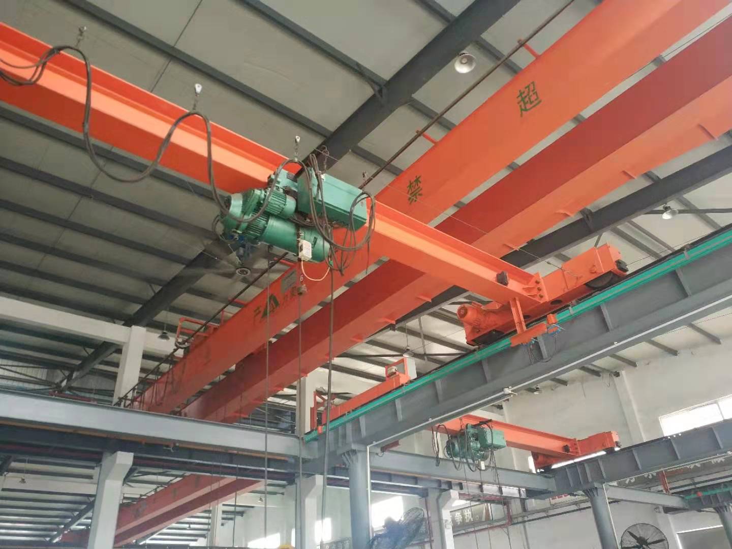 武漢聯(lián)塑集團(tuán)電動行吊